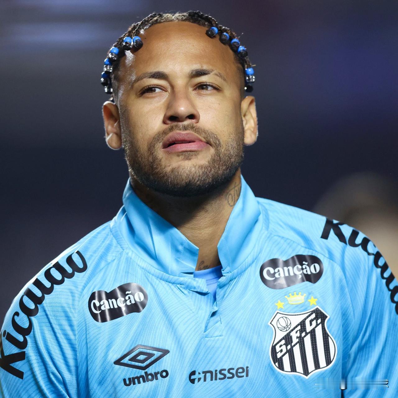 内马尔（33岁）回归桑托斯的故事只剩悲伤。这位巴西球星近6场比赛0球0助，而桑