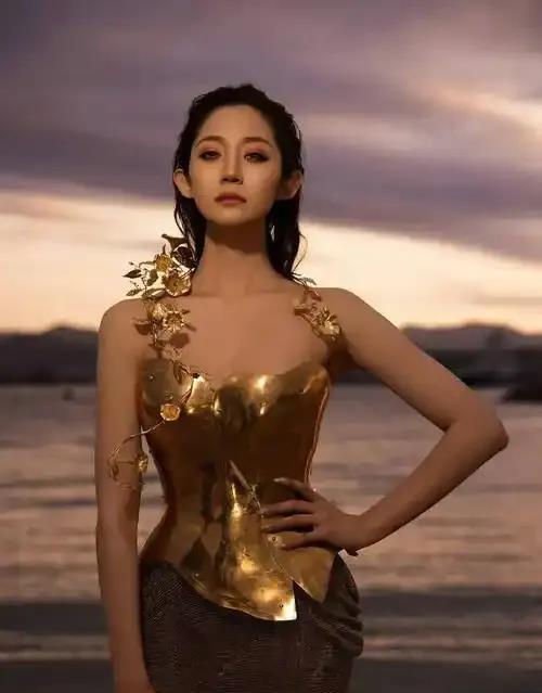 一般人在听到自己公司亏损1000万时，估计立马就得傻眼了。嘉宾室的张泉灵急的手
