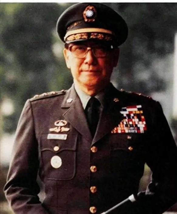 93年演员石维坚建议蒋纬国回大陆看看，蒋：回去了就回不到这里了。1993年，大陆