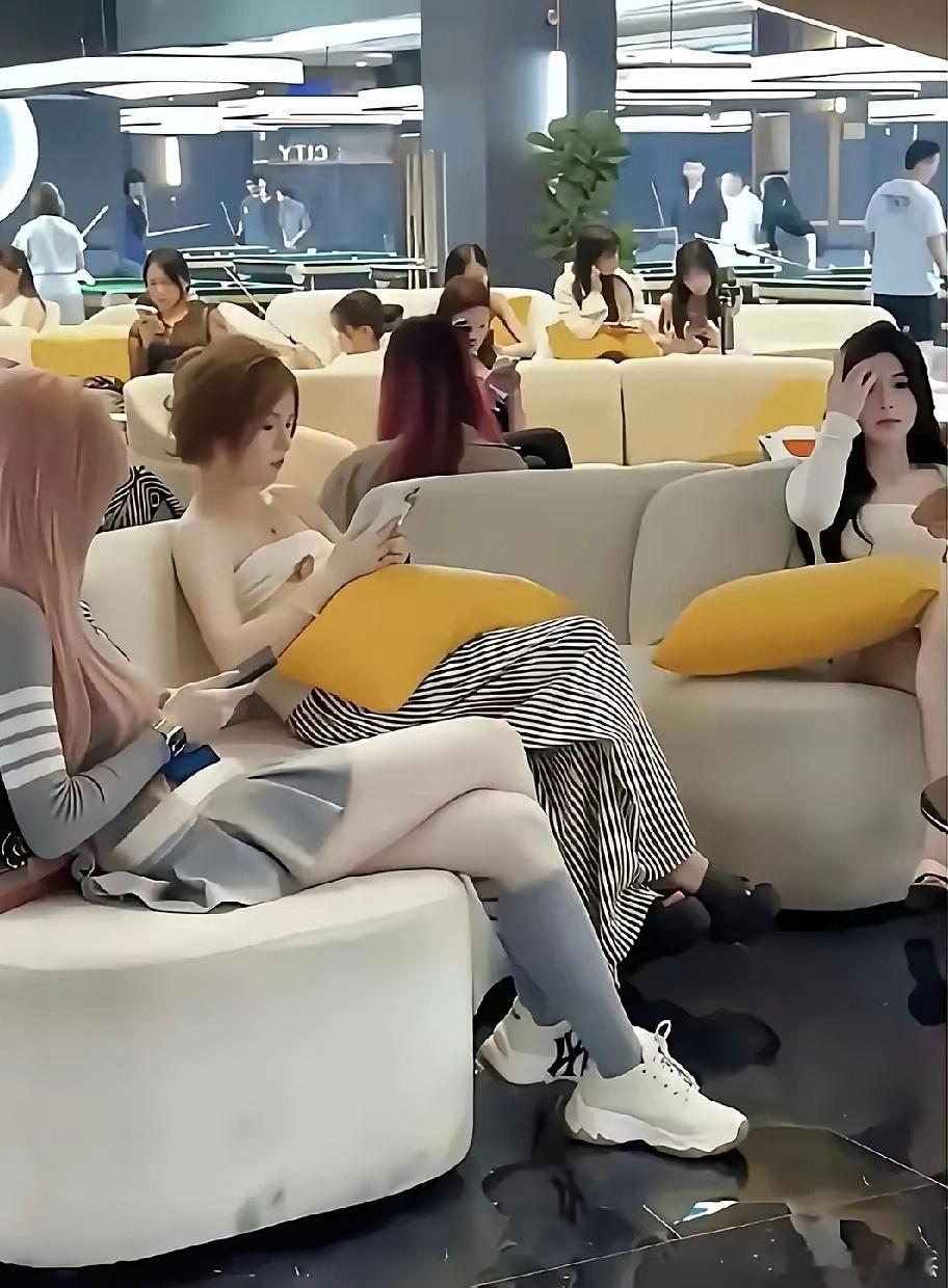 现在台球厅都是丫头，以前打球的都看不到女生的，怎么回事？