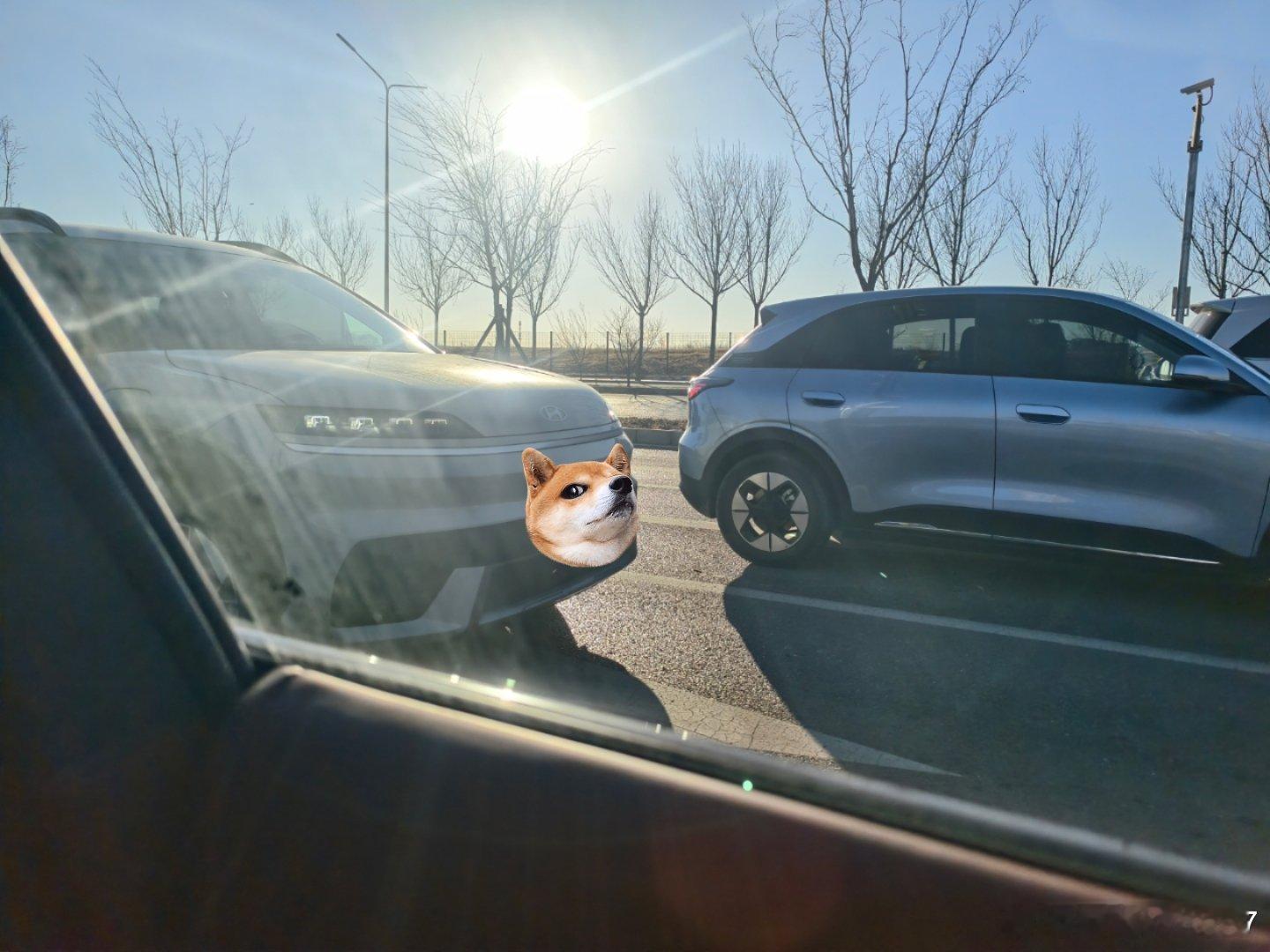 这是现代的那个电车吧，叫什么来的之前吹的挺狠，充电口还在前边啊