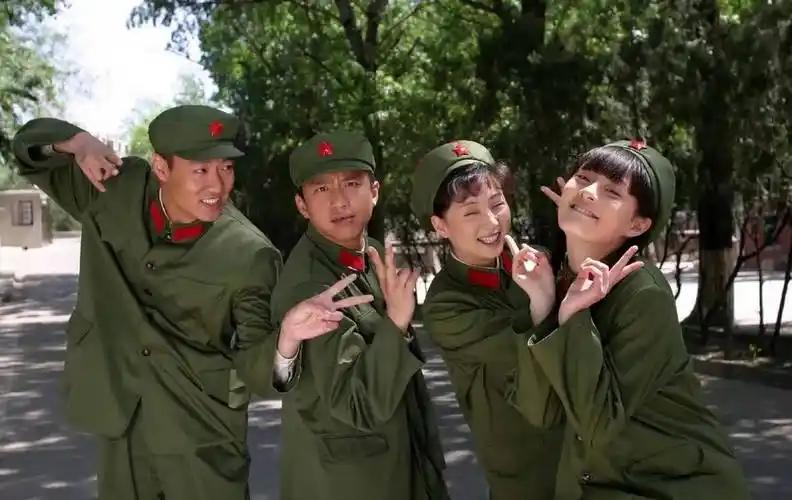 四星军装照同框：孙俪玉笑珠香，俏丽可爱；殷桃樱唇榴齿，笑若暖阳；邓超锁眉比耶，乐
