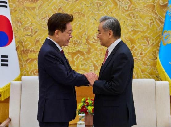 李在明见完还不够，青瓦台“压轴戏”登场，最高参谋向王毅深交底。 中韩时隔数年