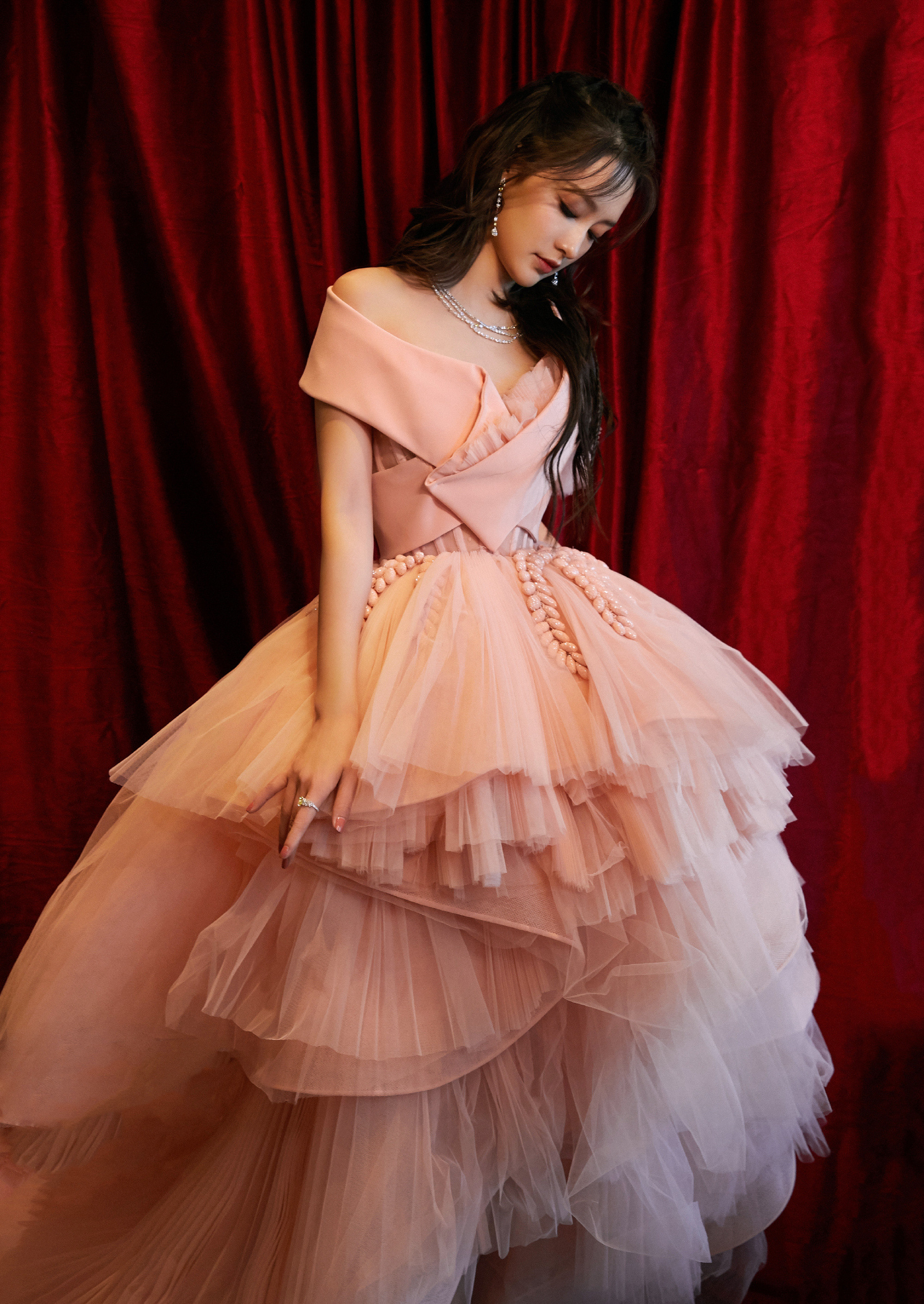 李沁姐姐真是浪漫体质，一袭羽毛裙穿少女气息。李沁