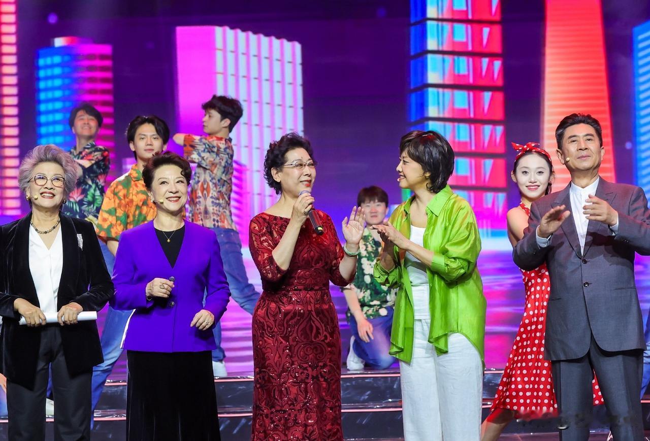 上世纪八十年代五位当红影星、歌星相聚在这台晚会上。看见他们，您是否会想起他们在那