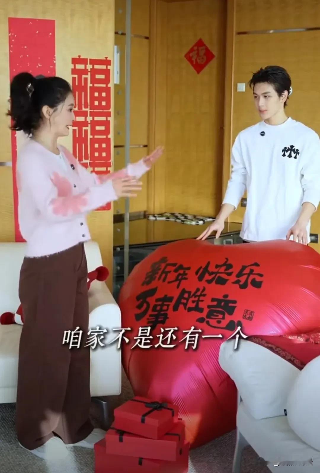 演员王艳的基因可真够厉害的，老公颜值其貌不扬，她还是把基因给拯救过来了。[呲牙笑]