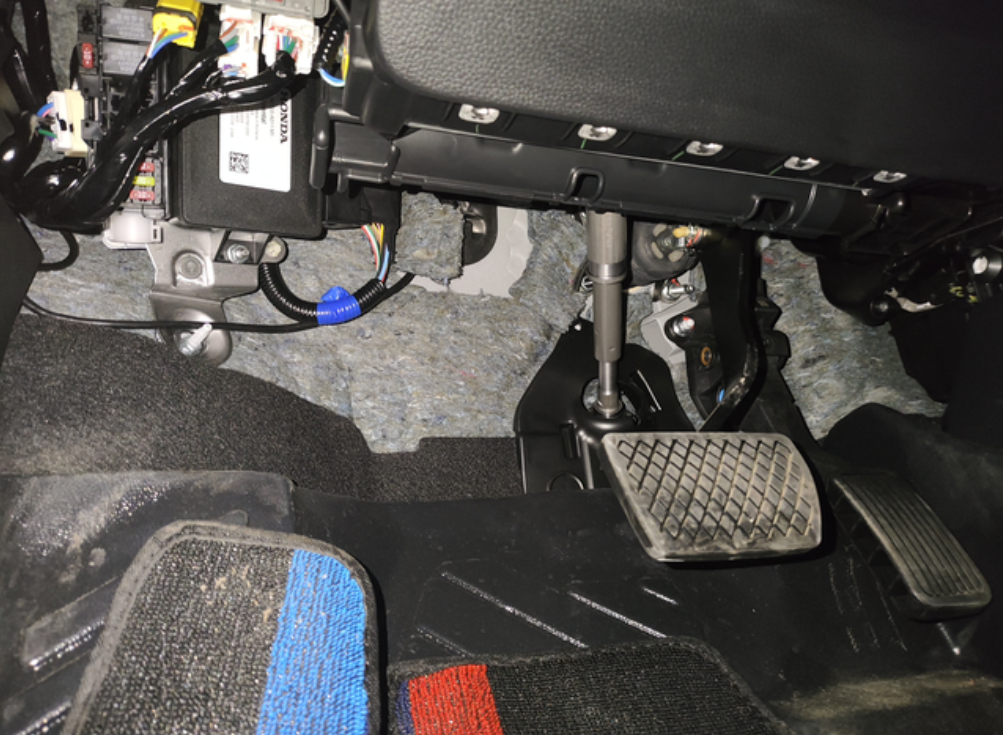 十一代思域这个位置没有个盖子吗如图，这些线什么的直接裸露出来的吗