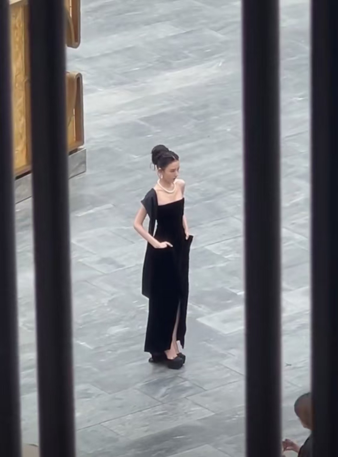 宋祖儿黑色飘带抹胸裙宋祖儿西安活动出图宋祖儿西安活动造型，黑色飘带抹胸裙，整个