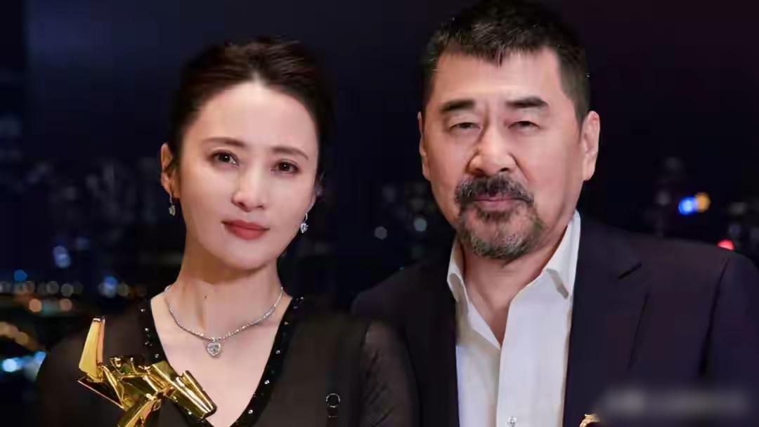 主持人问陈建斌：“你平时最受不了蒋勤勤的是什么？”陈建斌摇摇头：“我平时最受不了