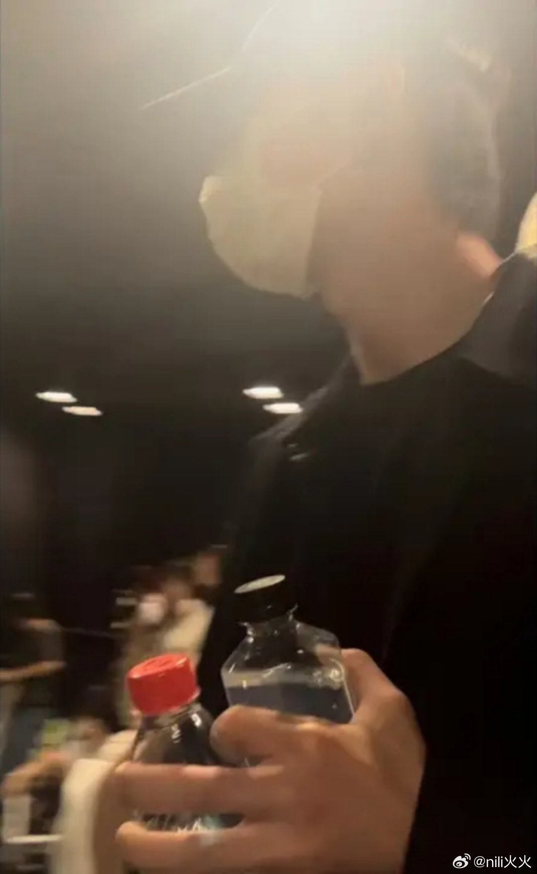 王啵：别看了，也就只有我这大手握得住，懂？