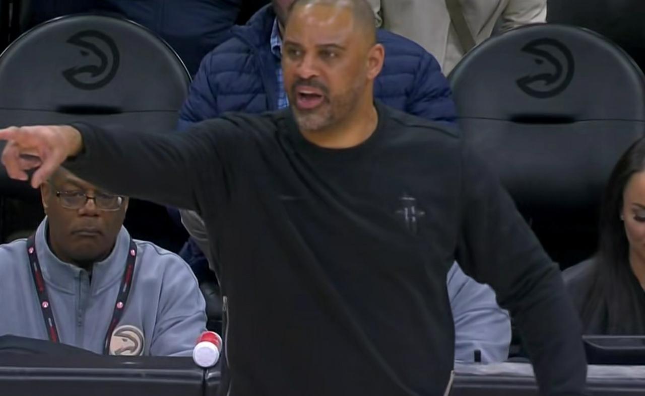 乌度卡啥都不会，投子认负倒是挺快！在火箭惨败黄蜂的比赛中再度发生极其尴尬一幕：比