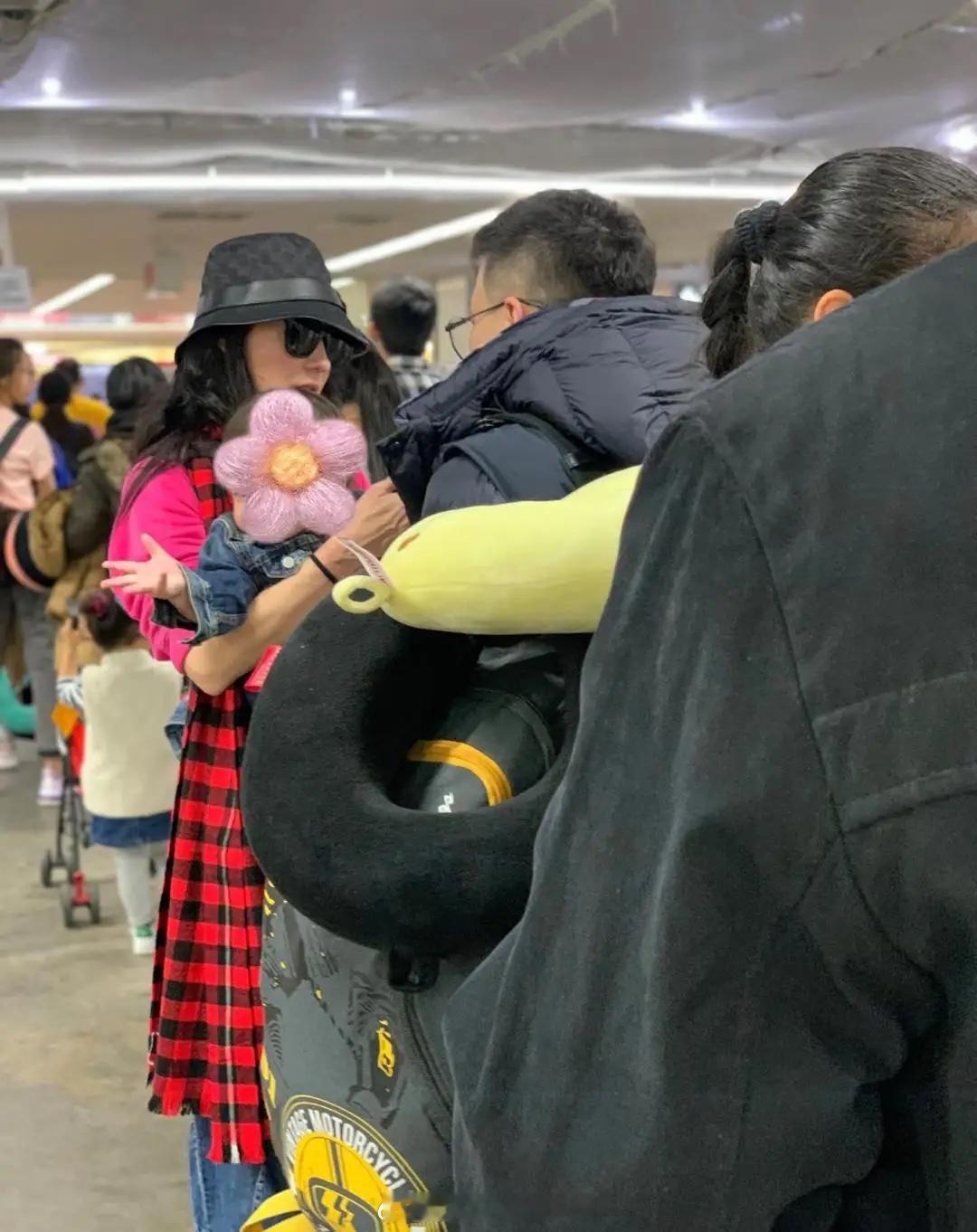 45岁张柏芝抱着三胎儿子现身机场，她打扮时尚而贵气，身材很苗条又高挑，气质优雅。