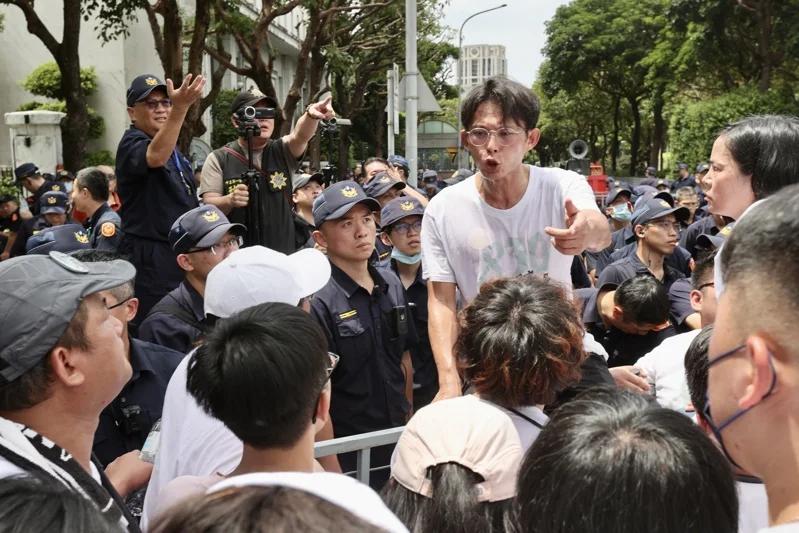 台北警局申请台检侦办黄国昌民众党前主席柯文哲涉京华城案遭羁押满1年，现任党主