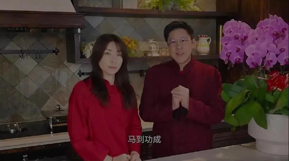 霍启刚郭晶晶的新年祝福暖到你了吗。霍启刚和郭晶晶在家中，提前给大家送新年祝福。两