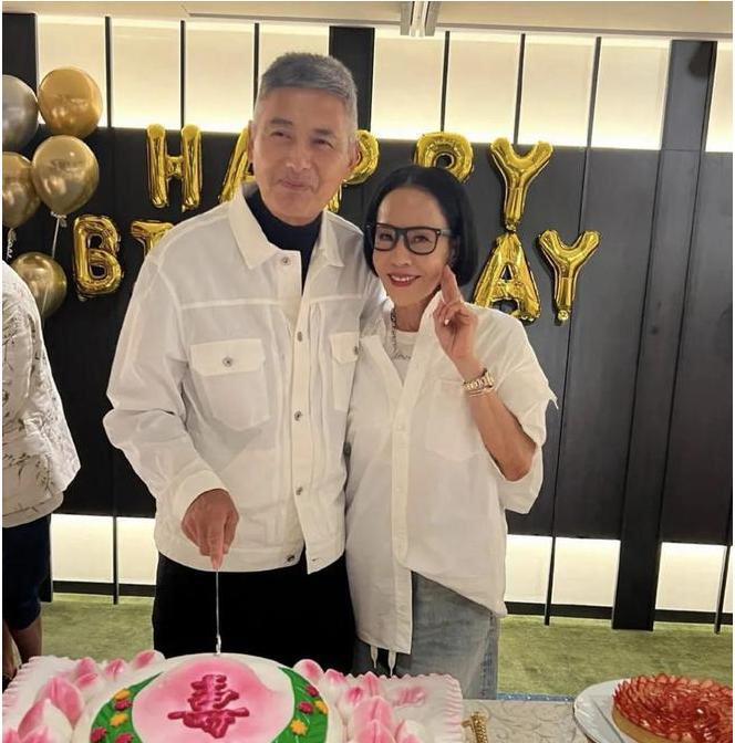 周润发庆祝70岁大寿，满头银发却神采奕奕，妻子陈荟莲全程抱着被夫妻俩唤作“女儿”