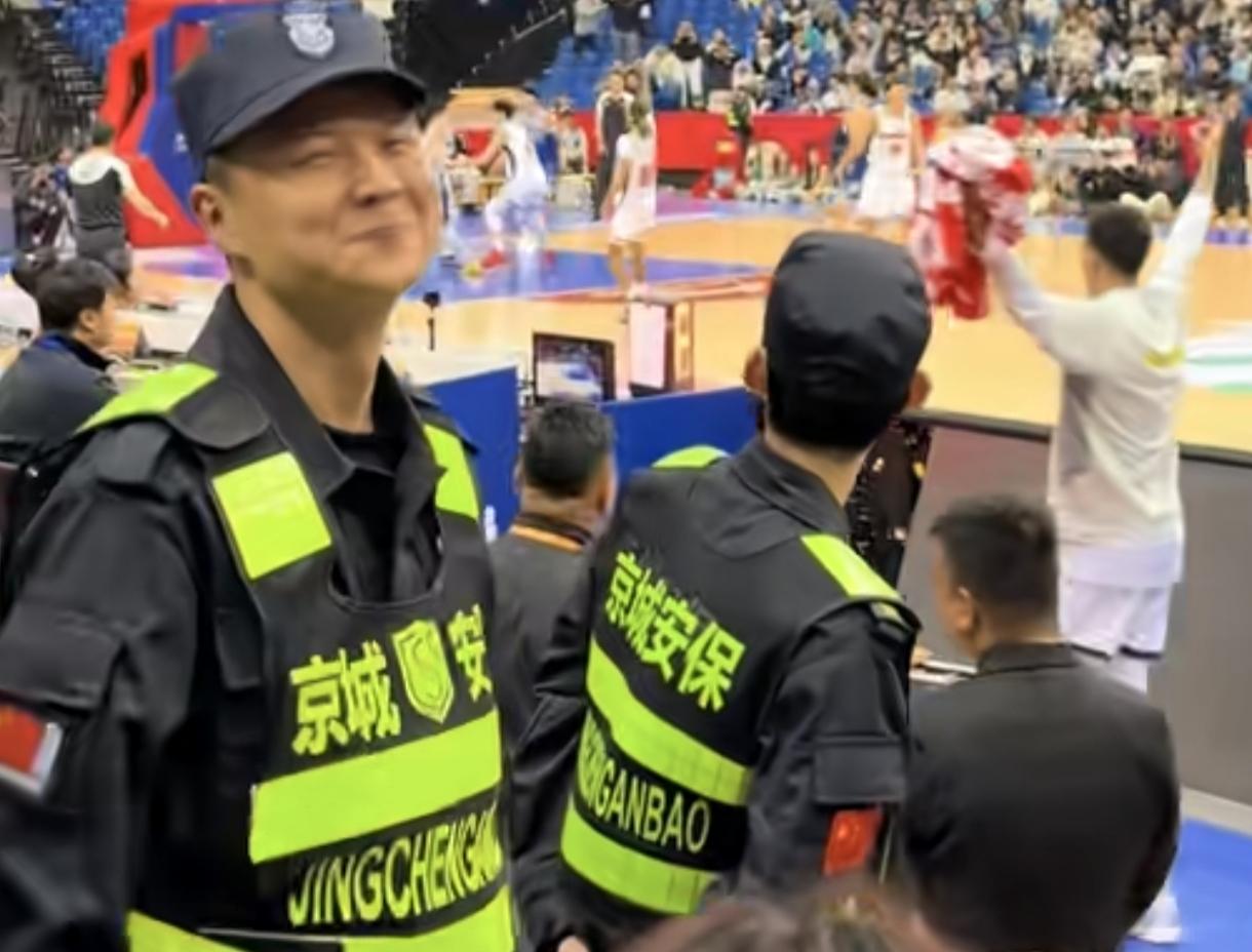 麦考尔投进关键三分球，场边出现这样一幕:昨晚青岛对阵广东，常规比赛最后几秒钟