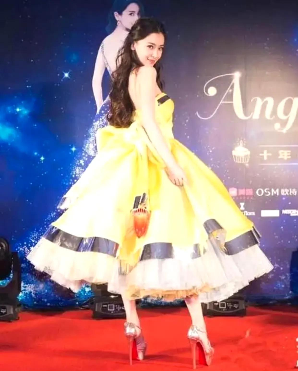 有时候真的很佩服女明星们穿着恨天高走路还走的很稳…​