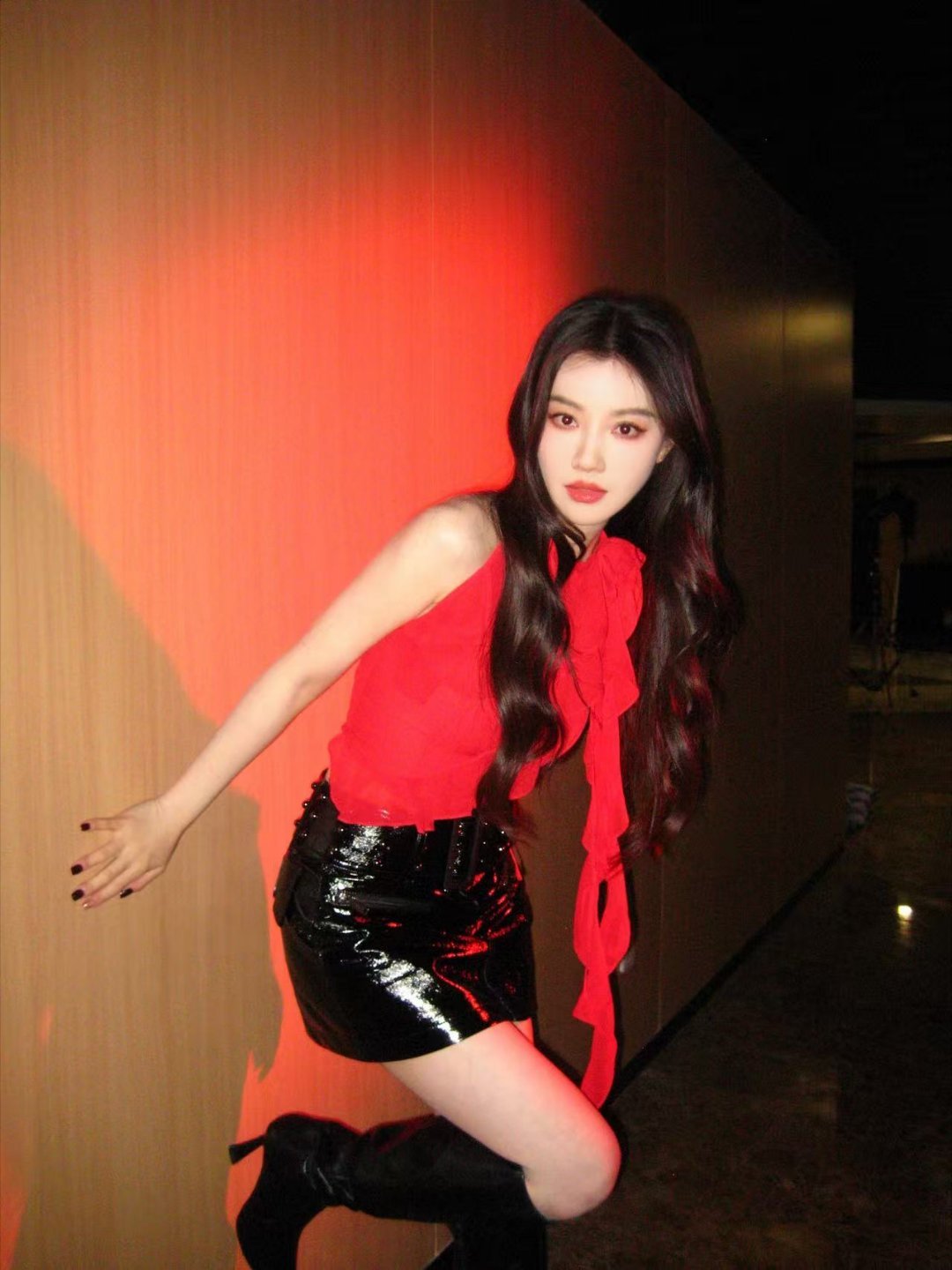 王鹤润妆造 王鹤润今日妆造直接美出新高度！清透淡妆氛围感拉满，眉眼灵动又精致，穿