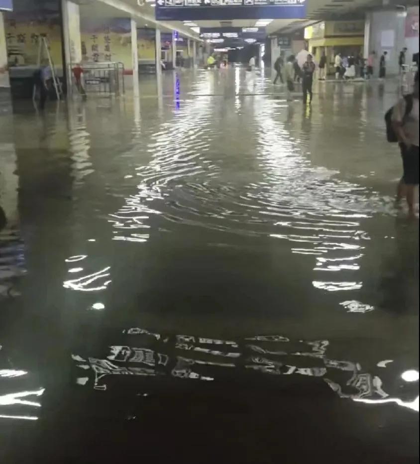 武汉今天雨大到把武昌火车站淹了！虽然雨是大了一些，但武昌站作为交通枢纽还是要优先