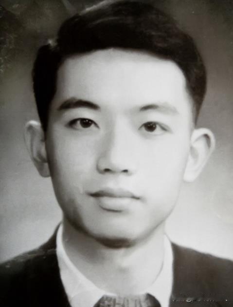 1956年，外交部的办公室里，几位领导正规劝一位21岁的青年，希望他能来外交部工