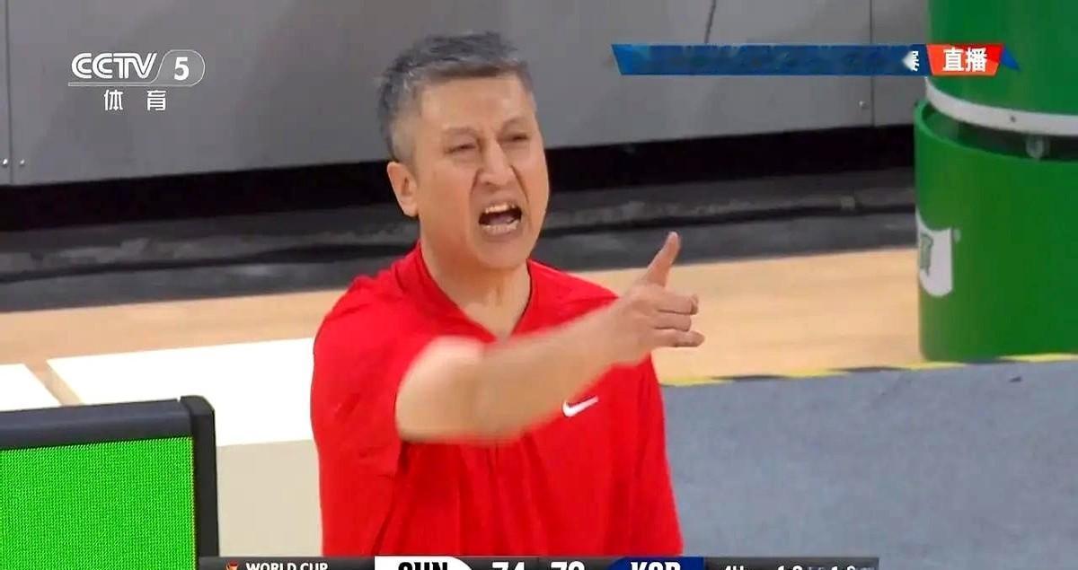 又是一场看得牙痒痒的国家队比赛。李祥波一次次被叫来，场上像个没插电的音箱。控