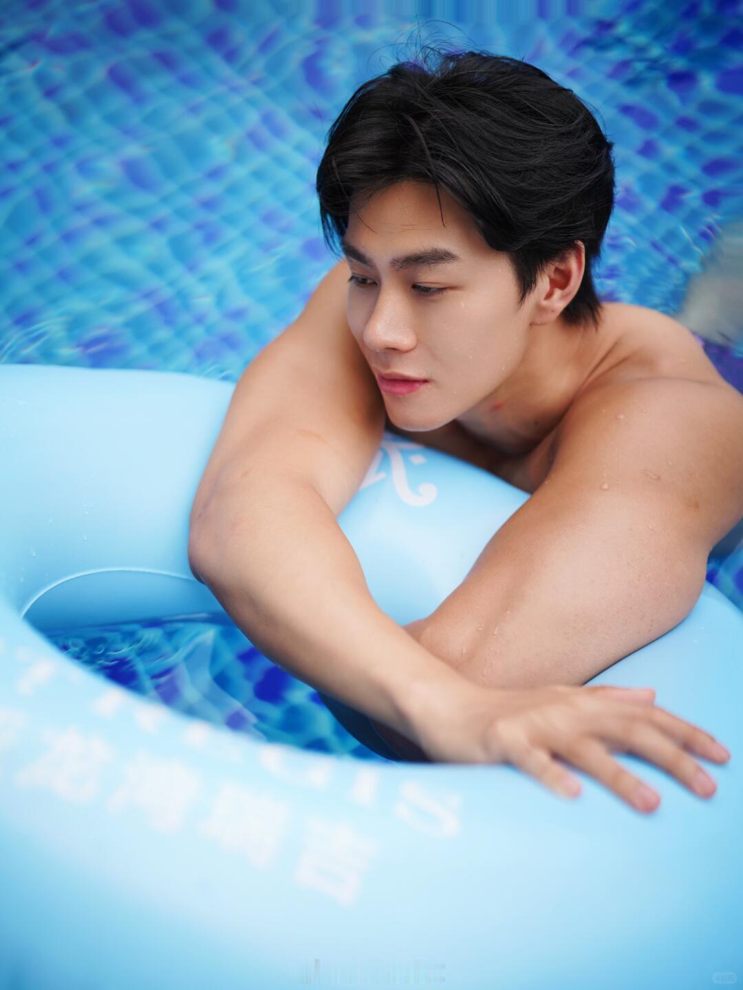泡在水里松弛感满满🏊♀️