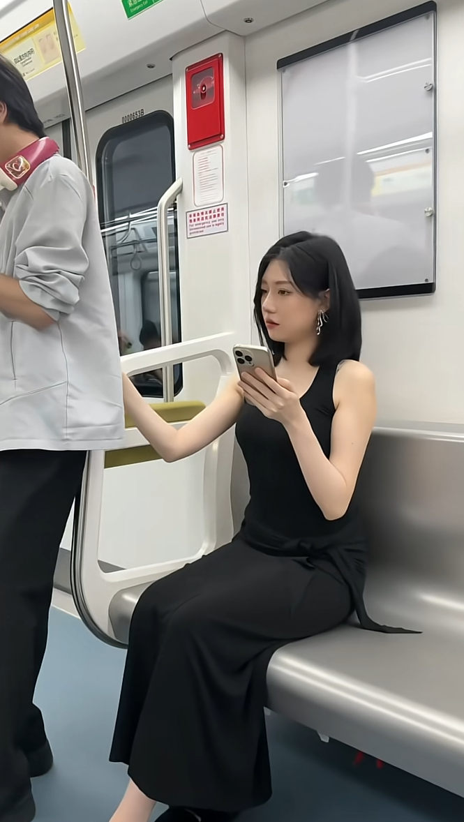 出门做个地铁吓我一跳[裂开]