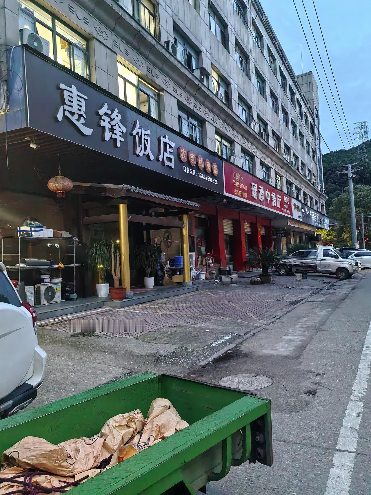 因为台风原因，今天很多店铺都没有开门。早餐不少包子铺都还没有开门，我经常去的那家