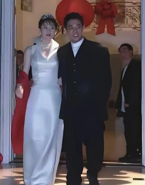 这是李连杰和第二任妻子利智在结婚时当天照的照片，此时的利智39岁，李连杰37岁。