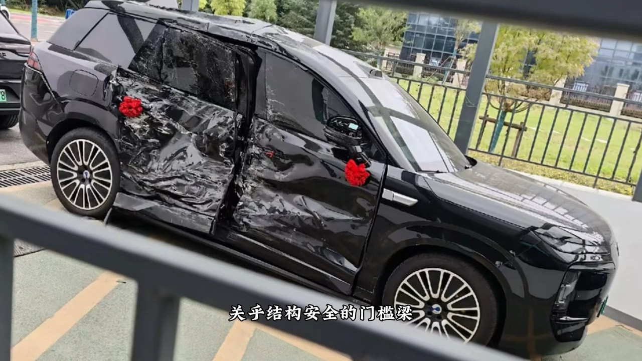 遭遇大货车侧面碰撞，腾势N8L硬如坦克