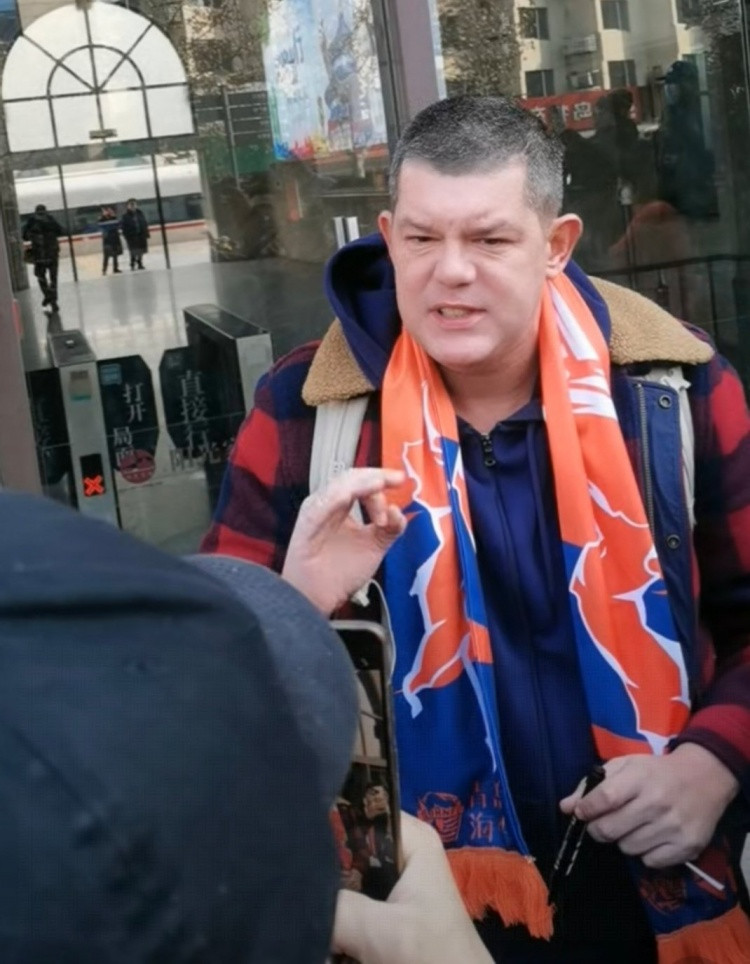 接替李霄鹏! 青岛海牛队新任主教练米兰-里斯蒂奇已抵达青岛