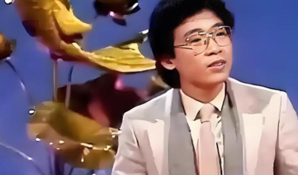1980年，张明敏唱完《我的中国心》后，被香港乐坛除名。正当他心灰意冷准备回电子