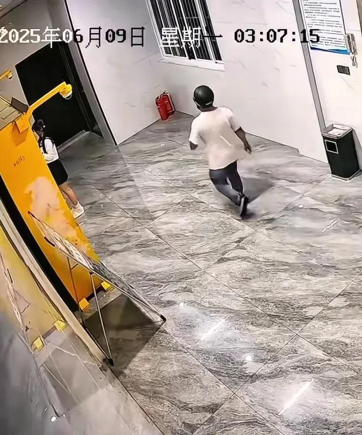 刚看完重庆九龙坡一女孩被29岁男子拉拽，继而刷到另一条视频，同样是6月9日，某公