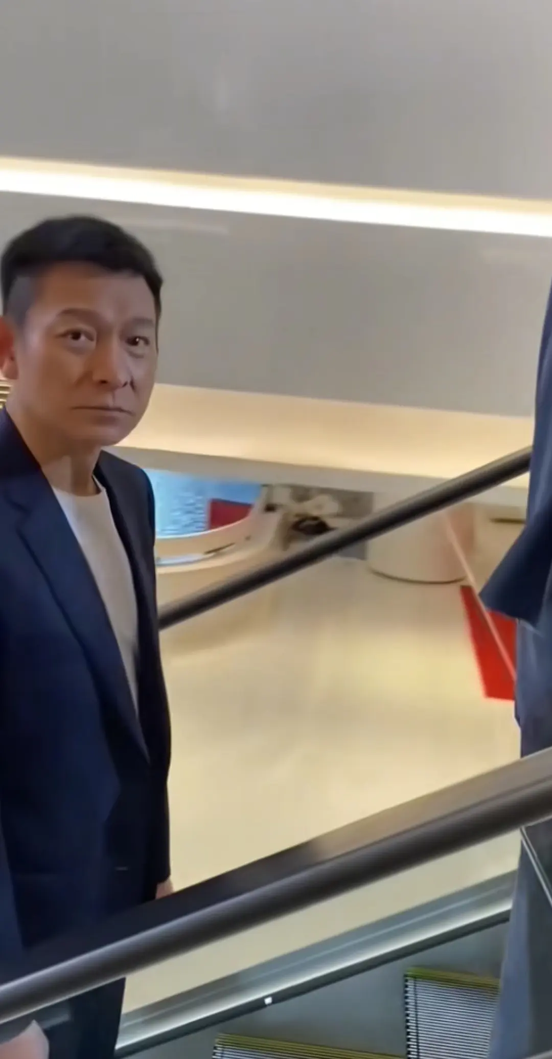 他这样看别人，别人会不会不好意思。