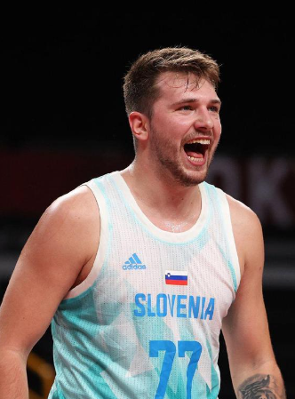 湖人交易截止日不会有实质交易发生的东契奇前几天就表态了：湖人目前的阵容可以争冠