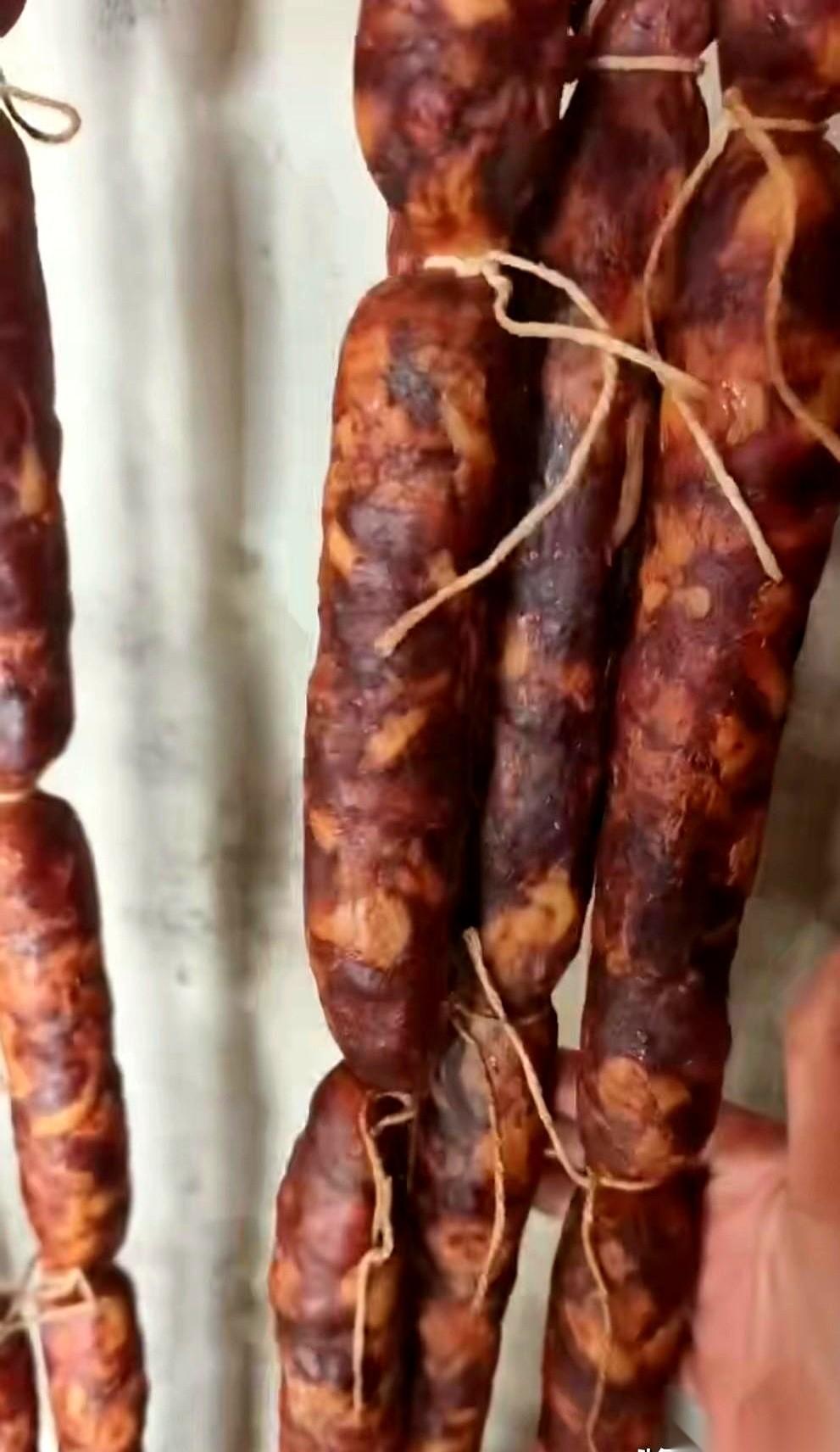 我到现在都记得，当我知道自己亲手做的20斤香肠，被亲戚转头就扔进垃圾桶的时候，心