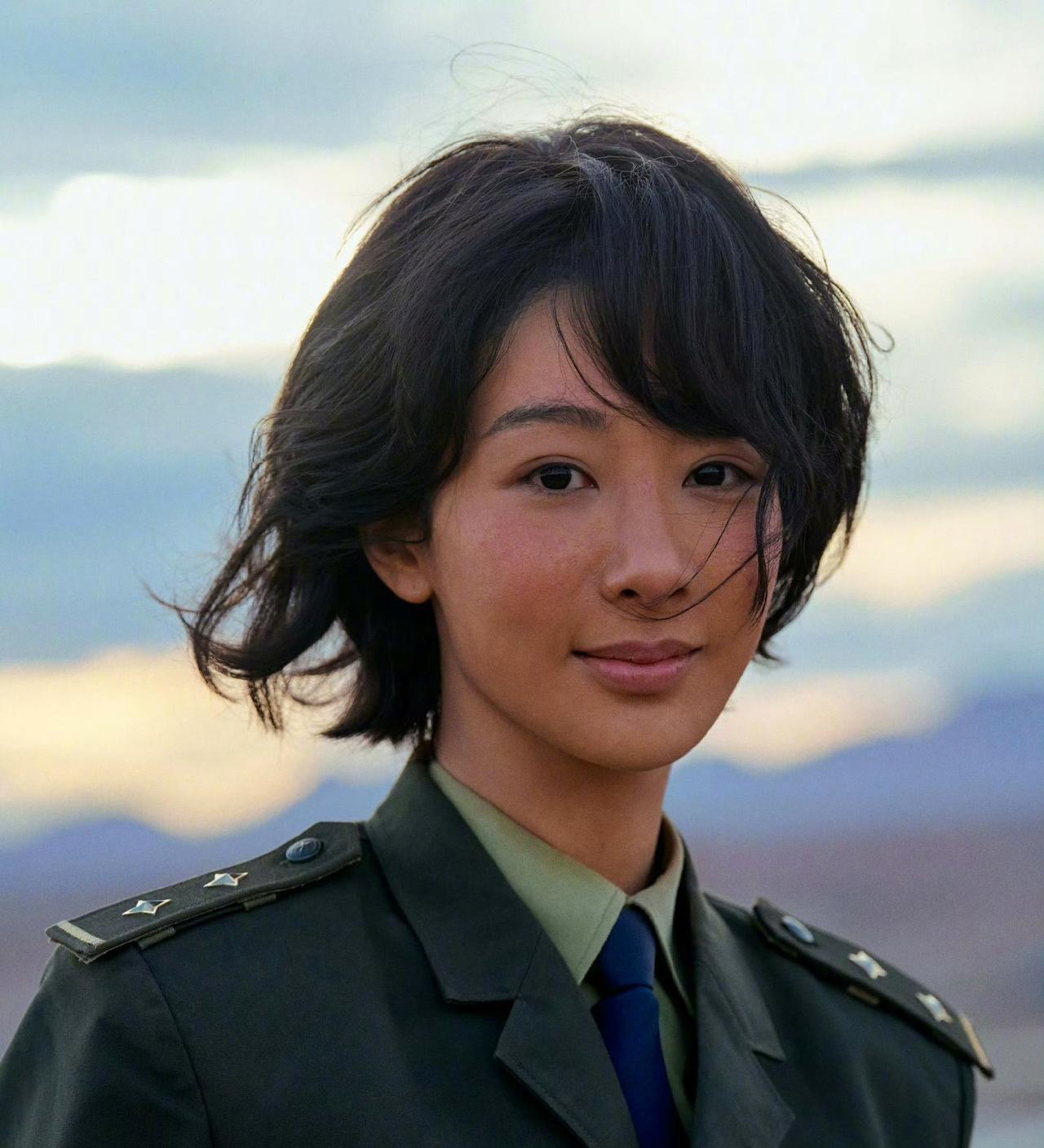 昨晚杨紫走上红毯，目标不是赢下比美大战，是为了打赢另一场战争。你看到的是热搜榜