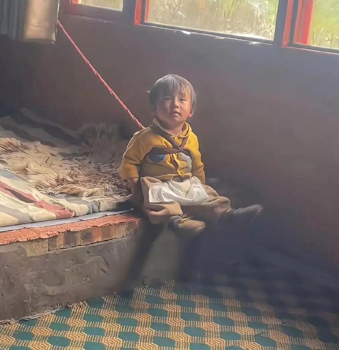 她到底哭了多少次，才会这么安静的在晃脚看天空
