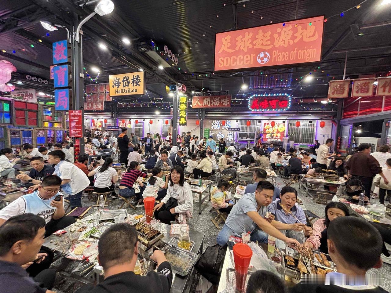 五一假期的时候，淄博那可是人气超级旺，就像烧开了的热水，咕噜咕噜直冒热气！
