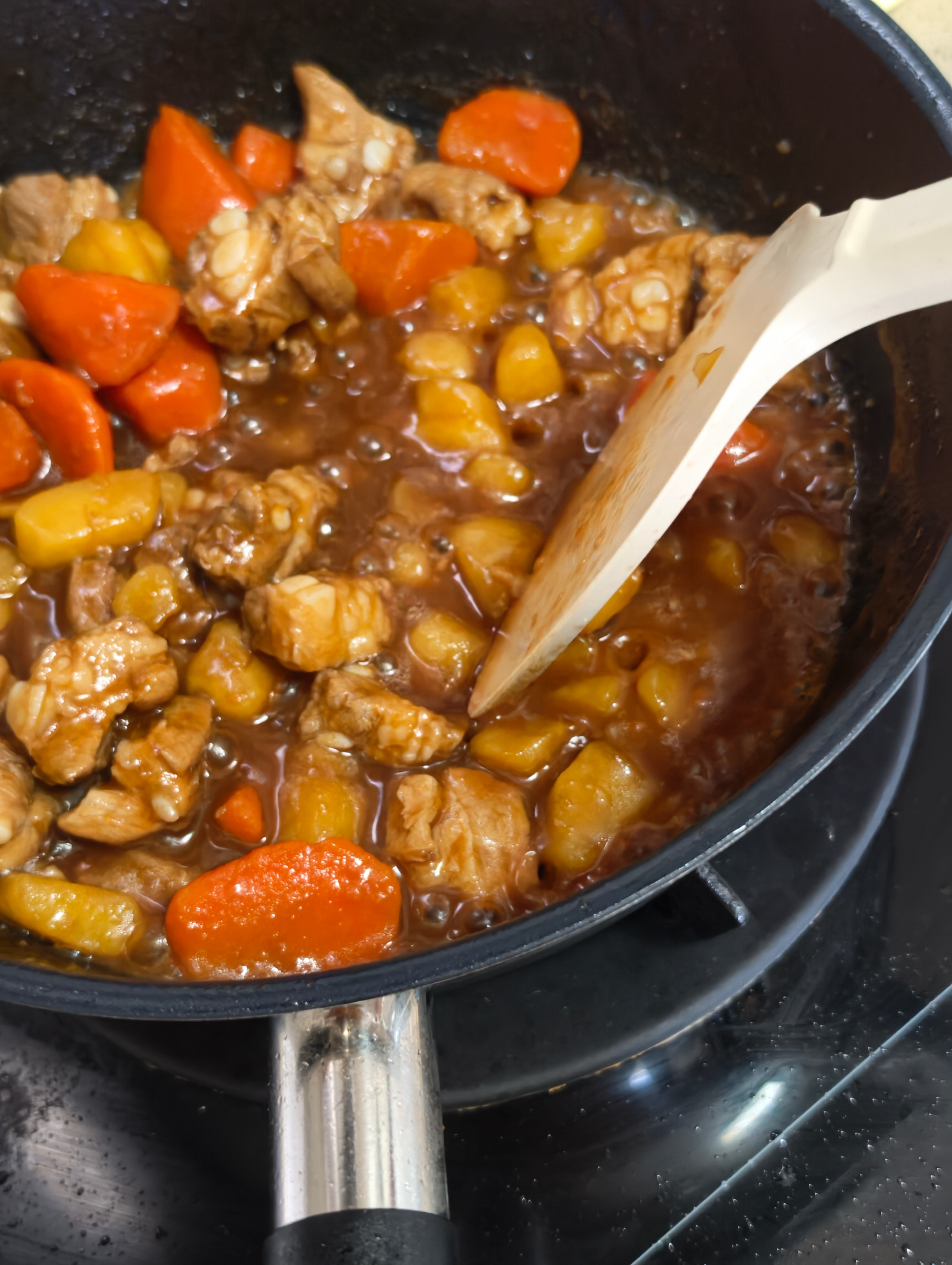 土豆胡萝卜炖肉是永远不会出错的菜，炖够25分钟以上（时间久一点肉会更软烂），出锅前把土豆胡萝卜用锅铲