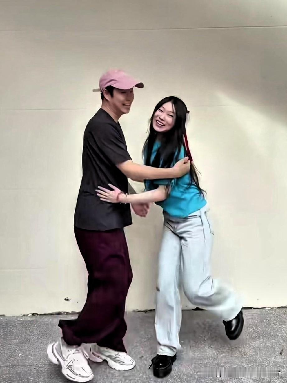 小沈阳女儿沈佳润真是女大十八变！小时候被说像“丑小鸭”，现在却成了肤白貌美大长腿