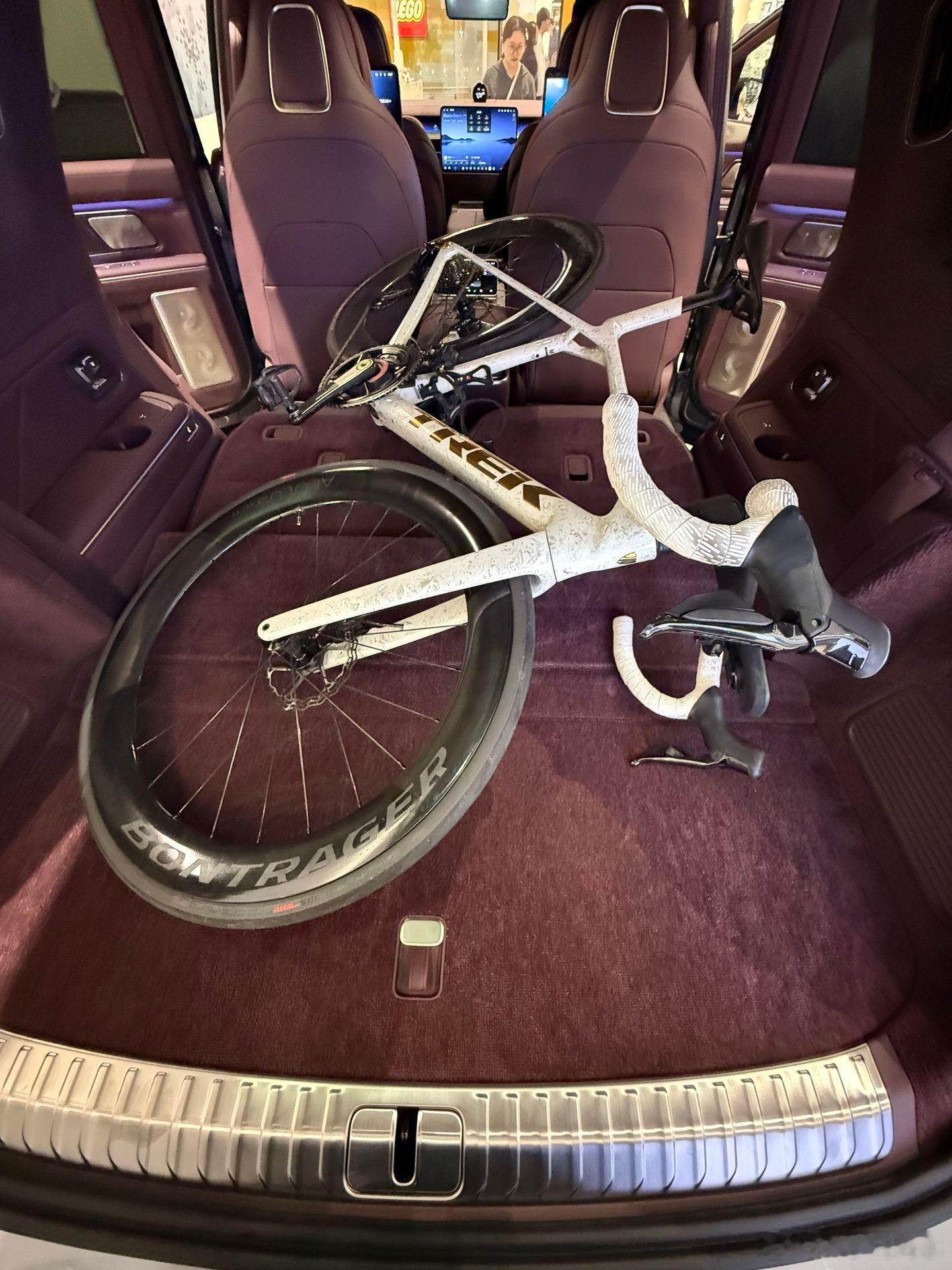 ES9后备箱进深的空间即视感，很有MPV的那个感觉，但是我还是舍不得拿来放自行车