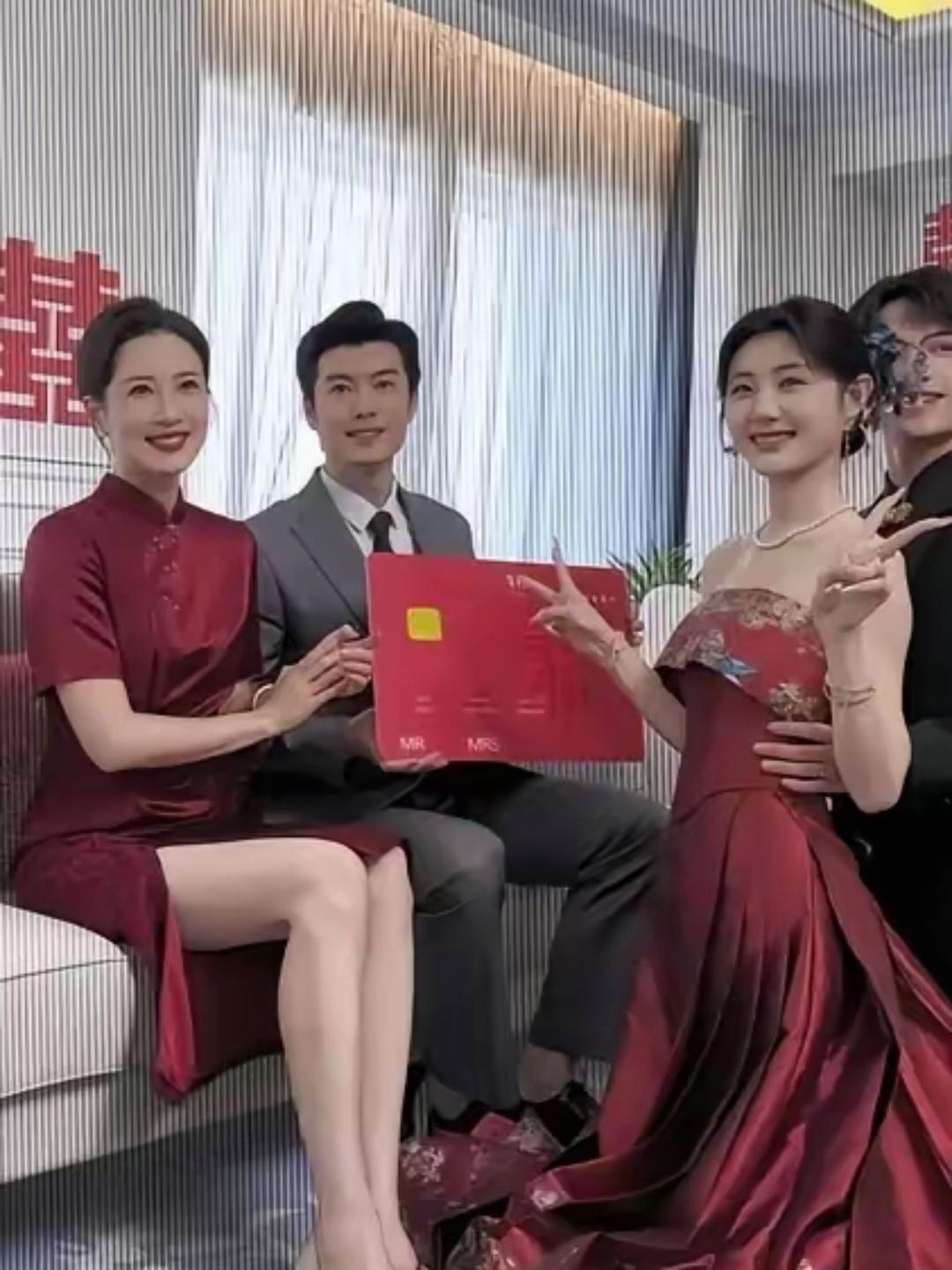 我儿子要是能娶上这样的媳妇，就是让我跟亲家母住一起我也愿意啊！大家看呢？