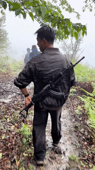 几个缅甸🇲🇲人下雨天出来打猎改善生活。其中有一个人身上背着的一把步枪看起来