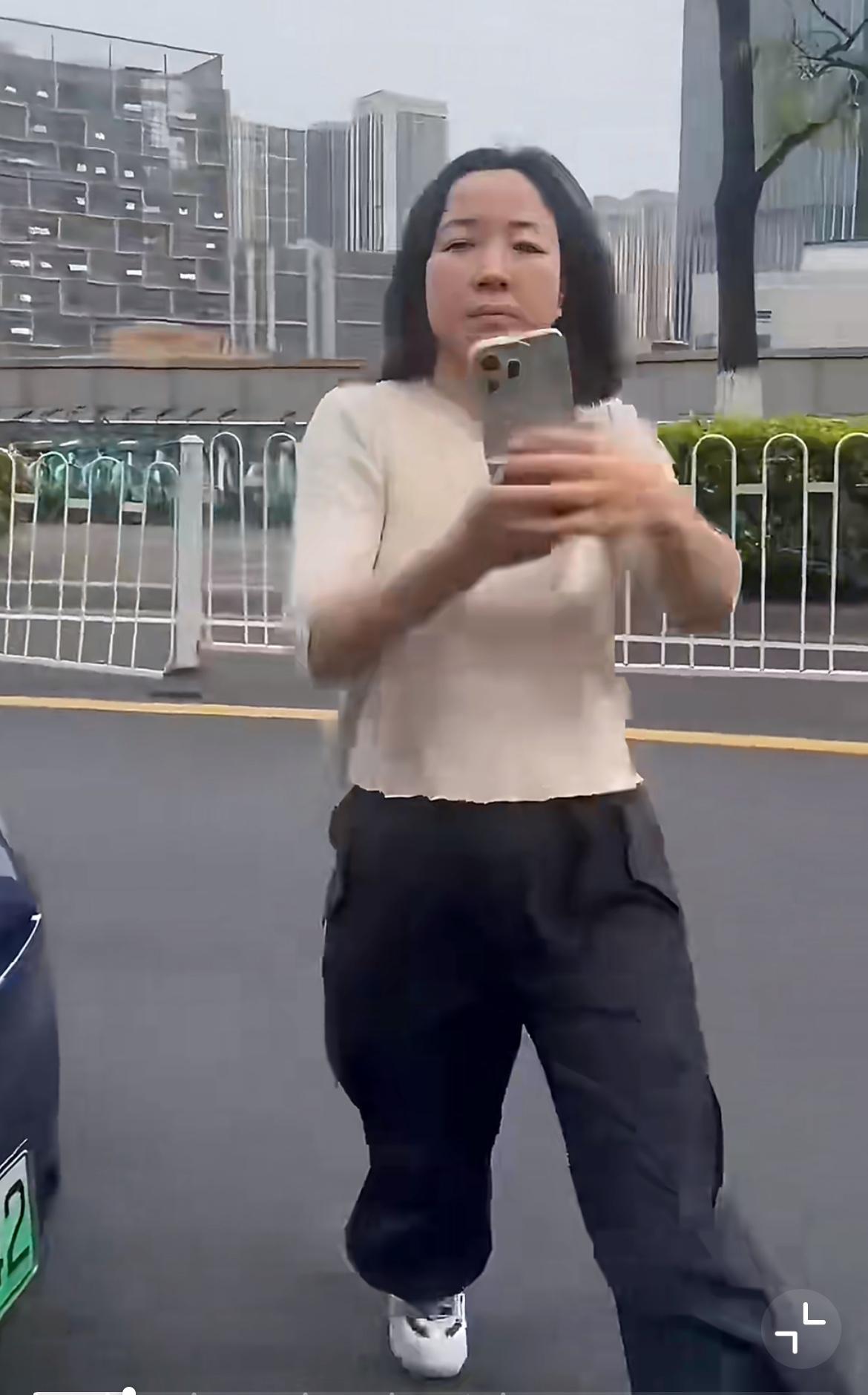 这个四川破娘太可恶了，砸人家外卖小哥的饭碗，从箱子里掏出外卖全扔了。自己开着特斯