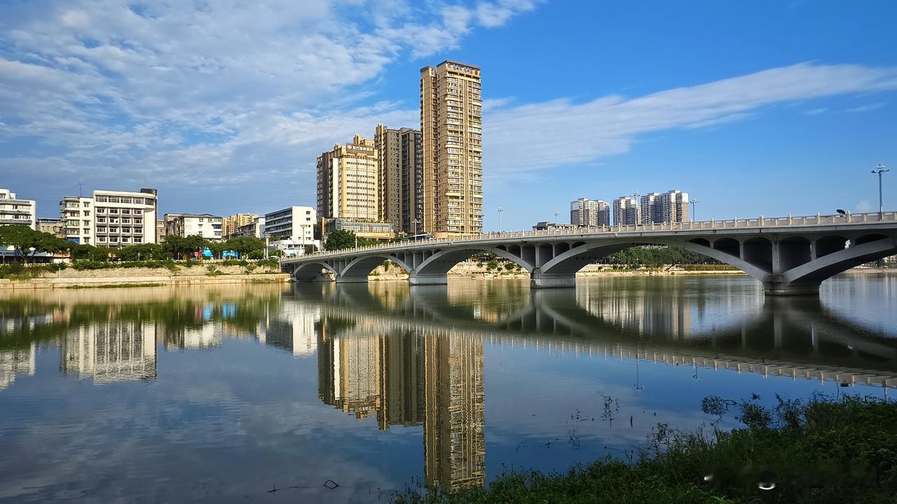 分享一张自然风景的照片五通桥的清晨，风光无限。