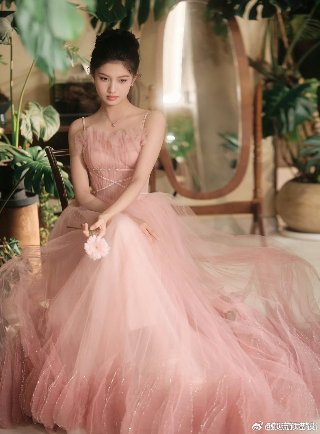 小说里十几岁就长得倾国倾城的小说女主出现了[捂眼睛][捂眼睛][捂眼睛]艾米长得也太水灵了[