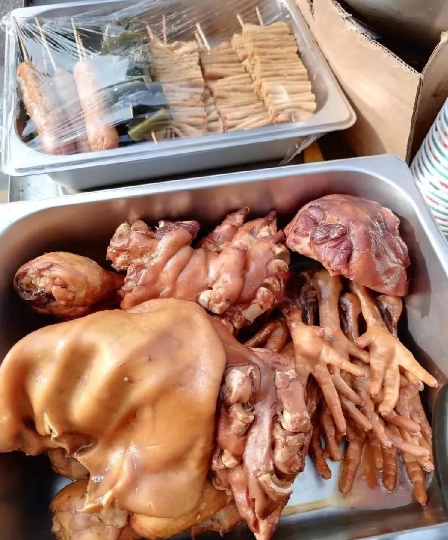 昨儿在熟食档口挑猪蹄，张婶一把按住我手腕：