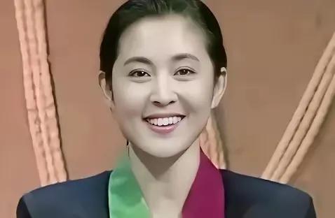 1990年，32岁的倪萍icon进入央视icon成为一名主持人，女编导陈雨露一脸