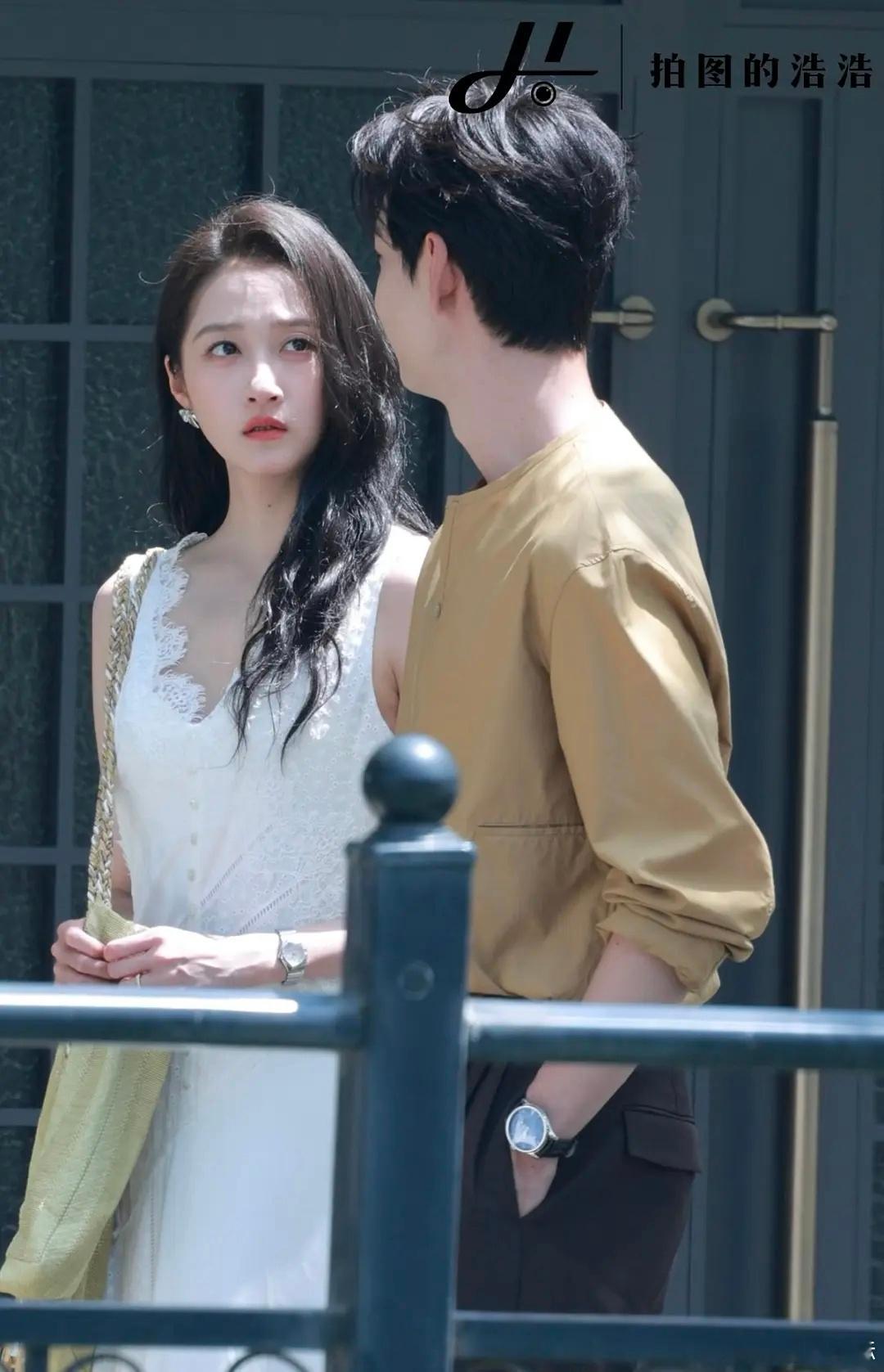 关晓彤状态好好呀红掌造型也超美能不能边拍边播呀